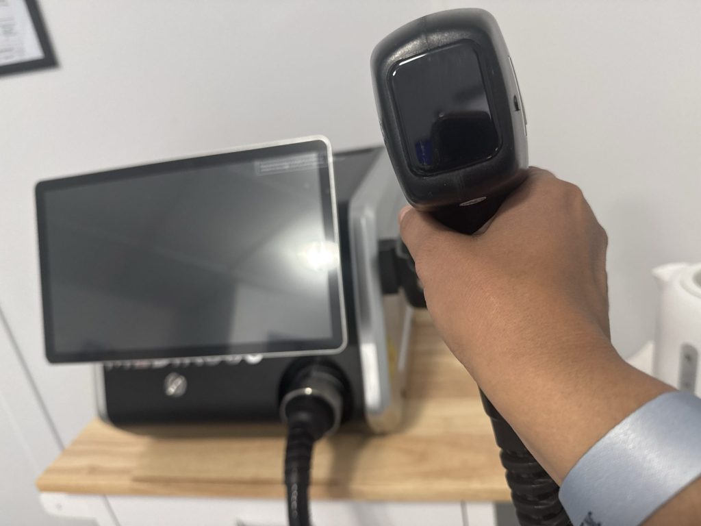 Laser à diode de la clinique DD Médico Esthétique : pièce à main à tête refroidie et console de réglage